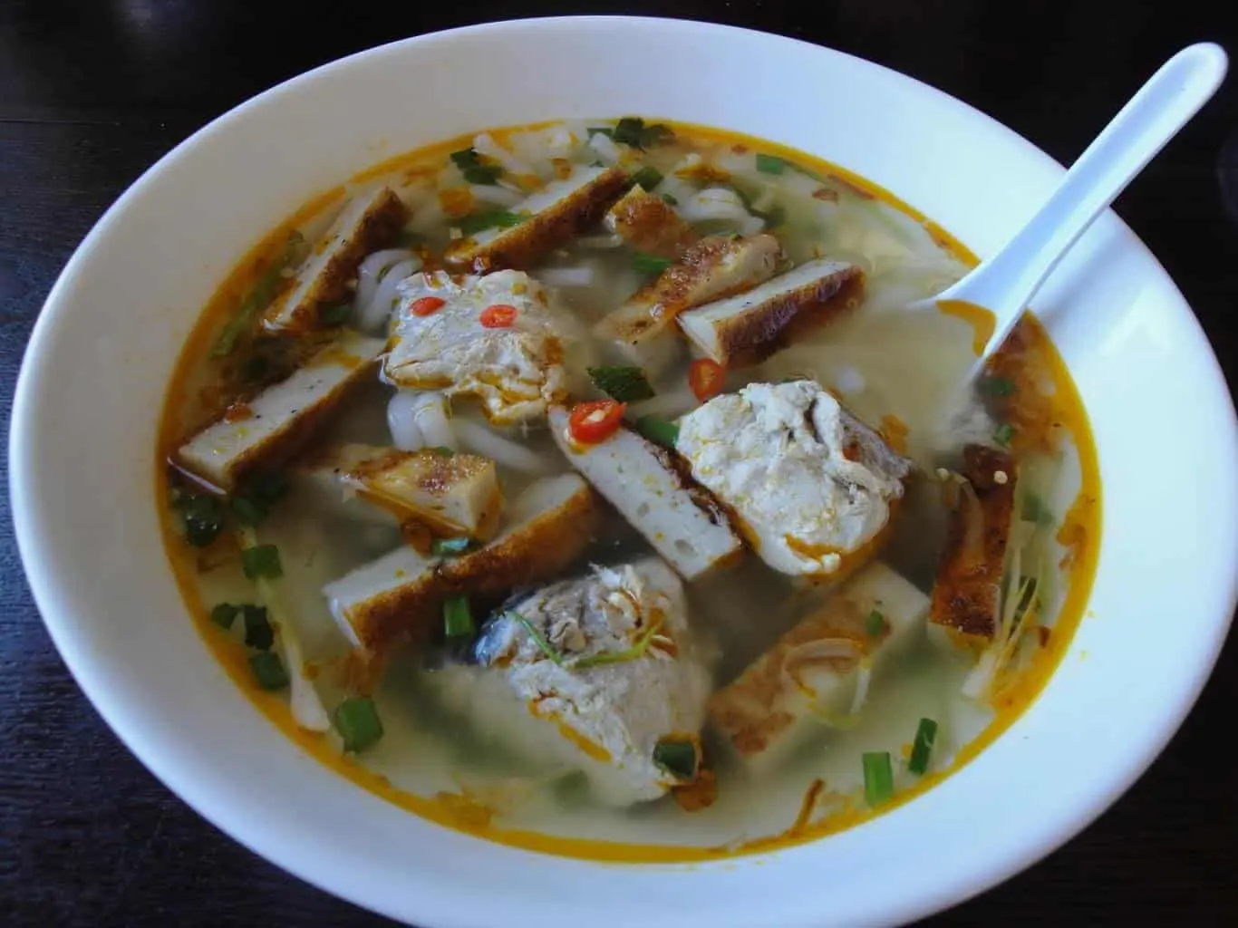 C&oacute; g&igrave; hấp dẫn trong t&ocirc; b&aacute;nh canh chả c&aacute; Nha Trang? 4