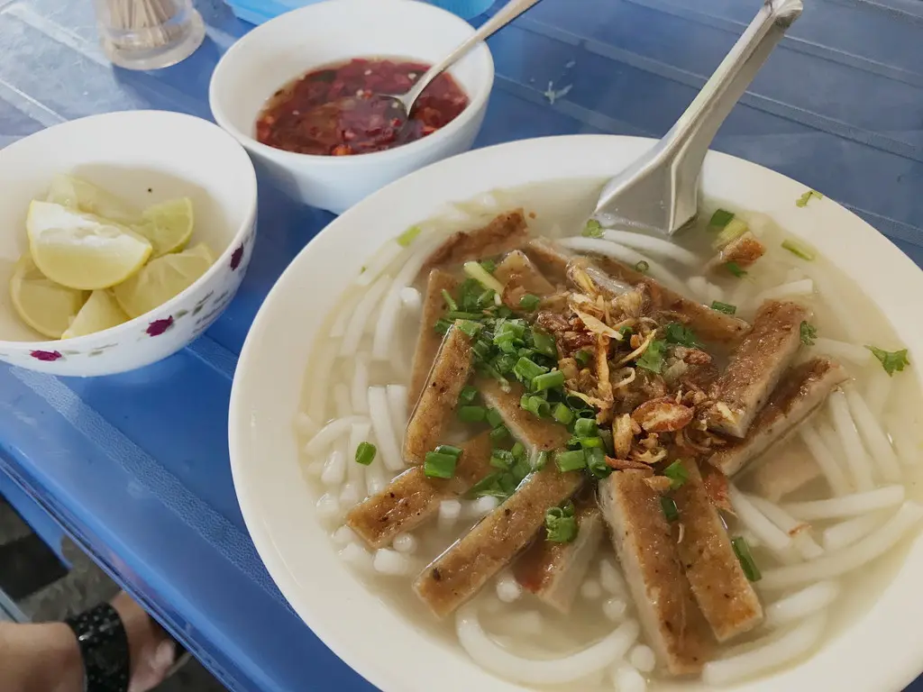 C&oacute; g&igrave; hấp dẫn trong t&ocirc; b&aacute;nh canh chả c&aacute; Nha Trang? 6