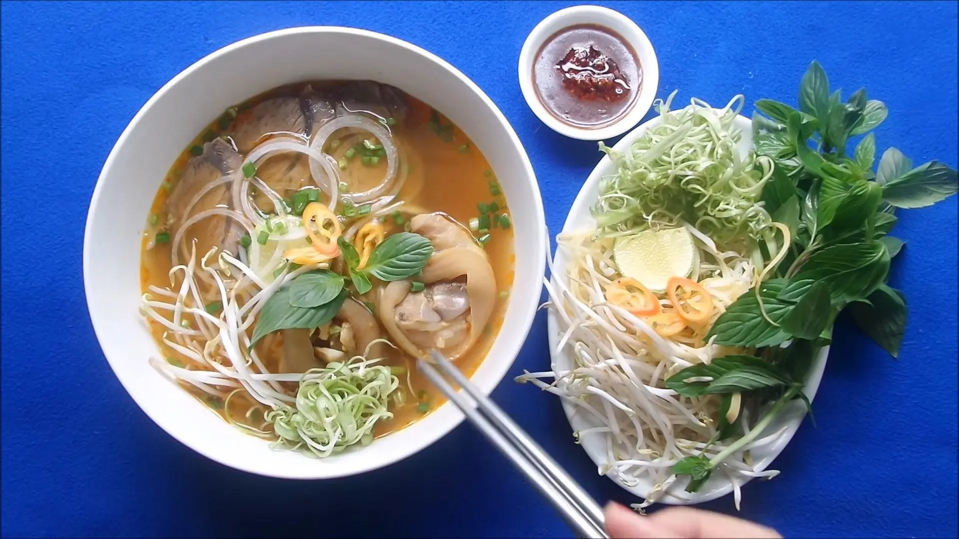Đến Nha Trang nhất định phải thử qua B&uacute;n B&ograve; Huế. V&acirc;ng, bạn kh&ocirc;ng nghe lầm đ&acirc;u 3
