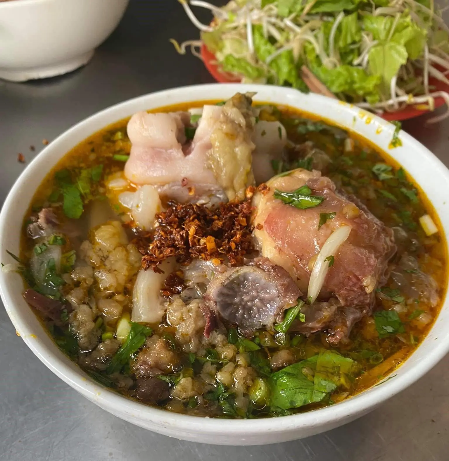 Đến Nha Trang nhất định phải thử qua B&uacute;n B&ograve; Huế. V&acirc;ng, bạn kh&ocirc;ng nghe lầm đ&acirc;u 6