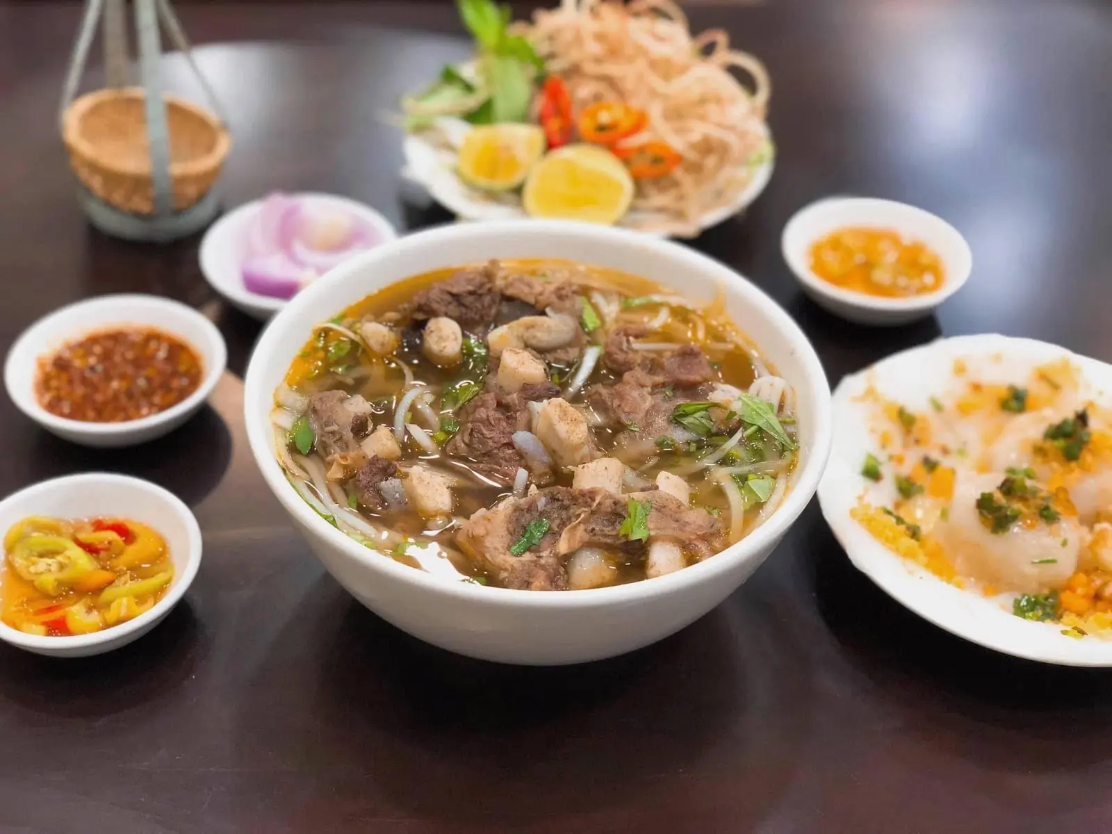 Đến Nha Trang nhất định phải thử qua B&uacute;n B&ograve; Huế. V&acirc;ng, bạn kh&ocirc;ng nghe lầm đ&acirc;u 5