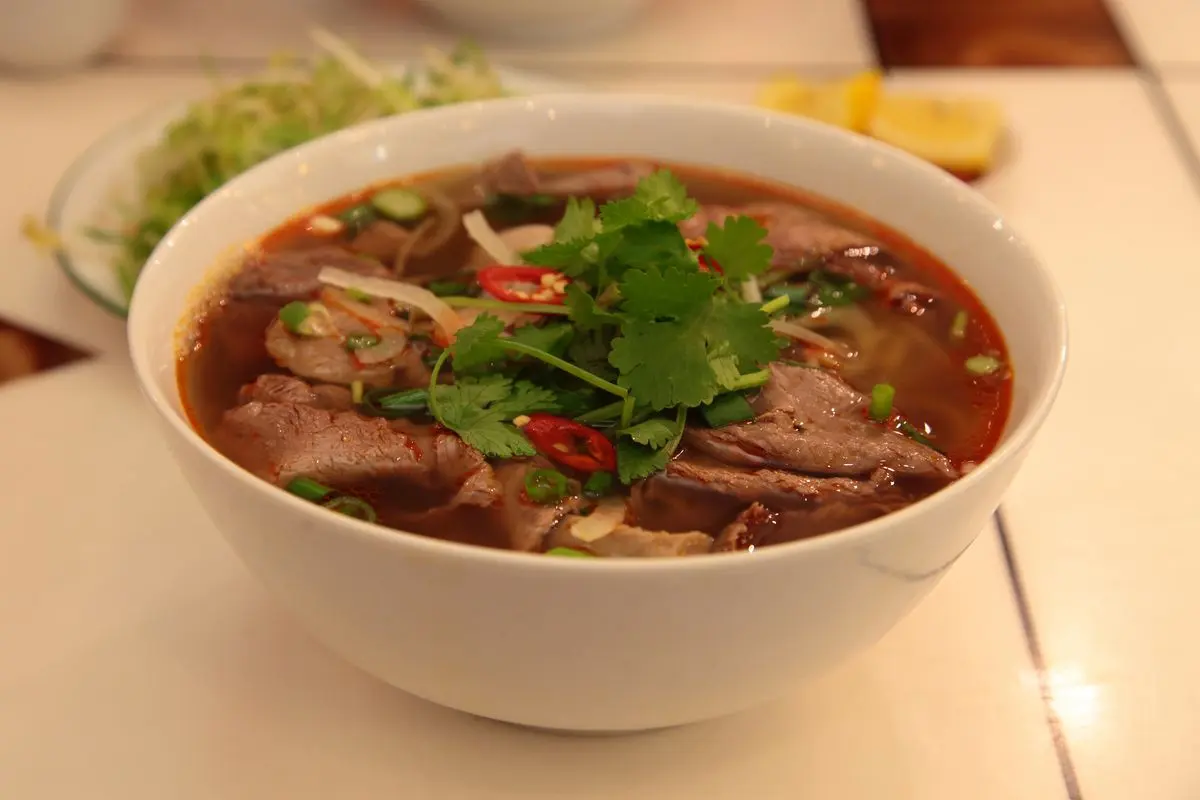 Đến Nha Trang nhất định phải thử qua B&uacute;n B&ograve; Huế. V&acirc;ng, bạn kh&ocirc;ng nghe lầm đ&acirc;u 4