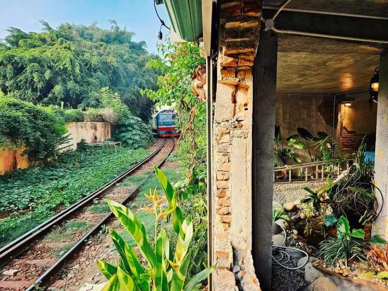 Lộ diện qu&aacute;n c&agrave; ph&ecirc; đường t&agrave;u ngay ở Nha Trang 4