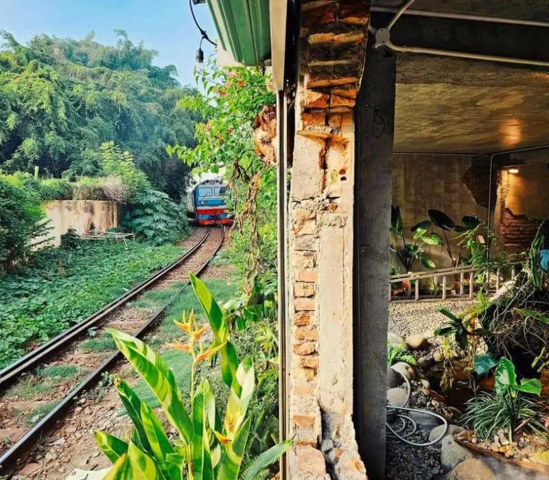 Lộ diện quán cà phê đường tàu ngay ở Nha Trang