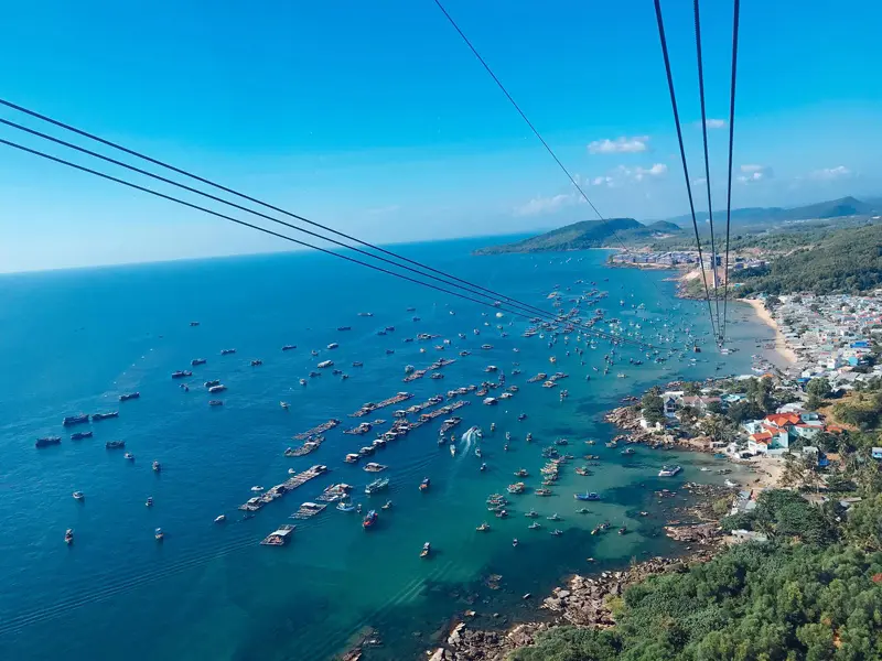 Cáp treo Vinpearl Nha Trang đưa bạn “bay” giữa đại dương và bầu trời