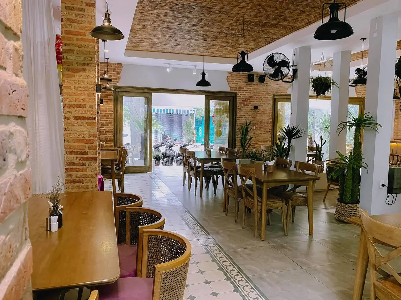 Cùng theo chân blogger Cường Khỉ đến thưởng thức bữa ăn tại The First Bistro Nha Trang 6