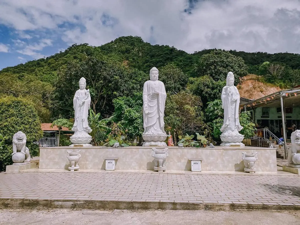 Một ch&uacute;t y&ecirc;n b&igrave;nh cho ng&agrave;y đầu năm c&ugrave;ng Cường Quốc Phạm tại Ch&ugrave;a Ba Đảo Nha Trang 18
