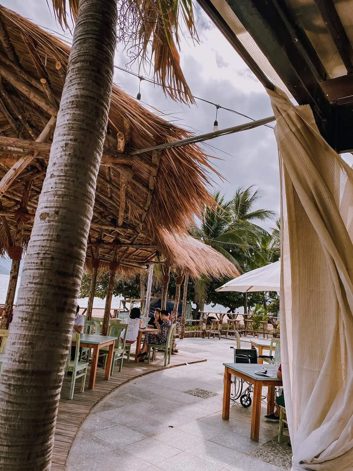 Nơi &ldquo;ẩn trốn&rdquo; tuyệt vời tựa chốn Hawaii của Cường Quốc Phạm tại Coffee Crazy Fish Nha Trang 4