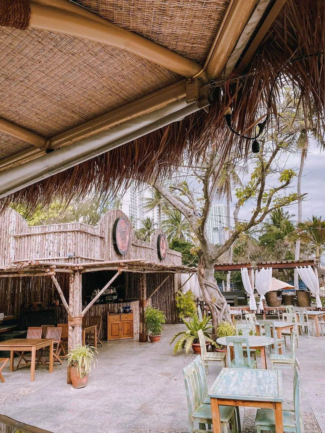 Nơi &ldquo;ẩn trốn&rdquo; tuyệt vời tựa chốn Hawaii của Cường Quốc Phạm tại Coffee Crazy Fish Nha Trang 16