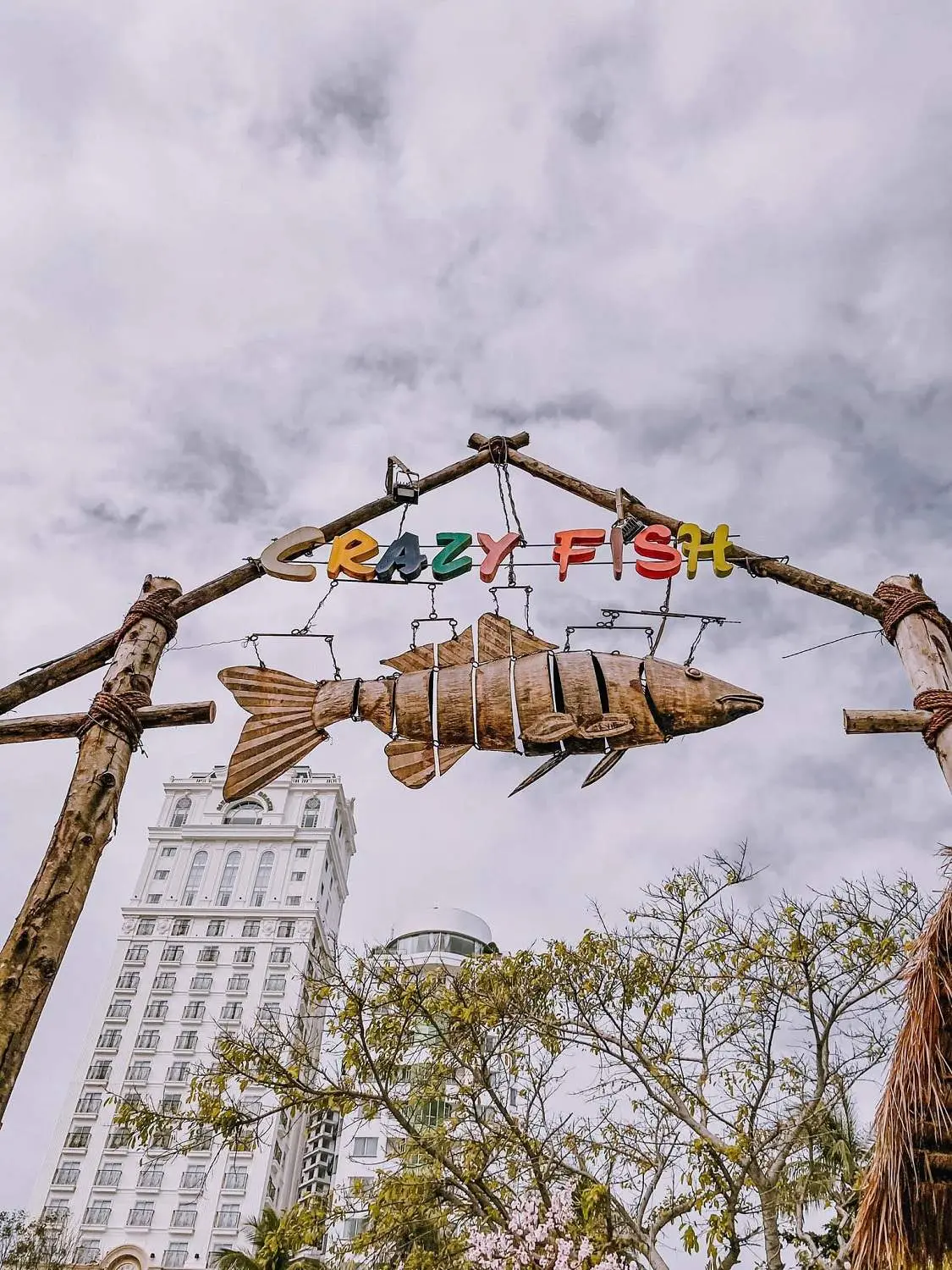Nơi &ldquo;ẩn trốn&rdquo; tuyệt vời tựa chốn Hawaii của Cường Quốc Phạm tại Coffee Crazy Fish Nha Trang 19