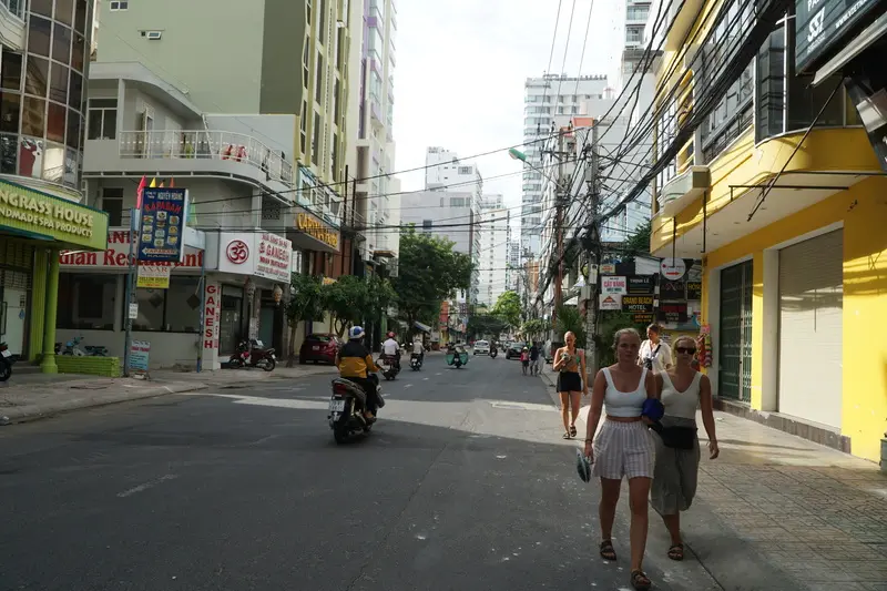 Phố T&acirc;y Nha Trang: Nhịp sống ngoại quốc giữa l&ograve;ng phố biển 2