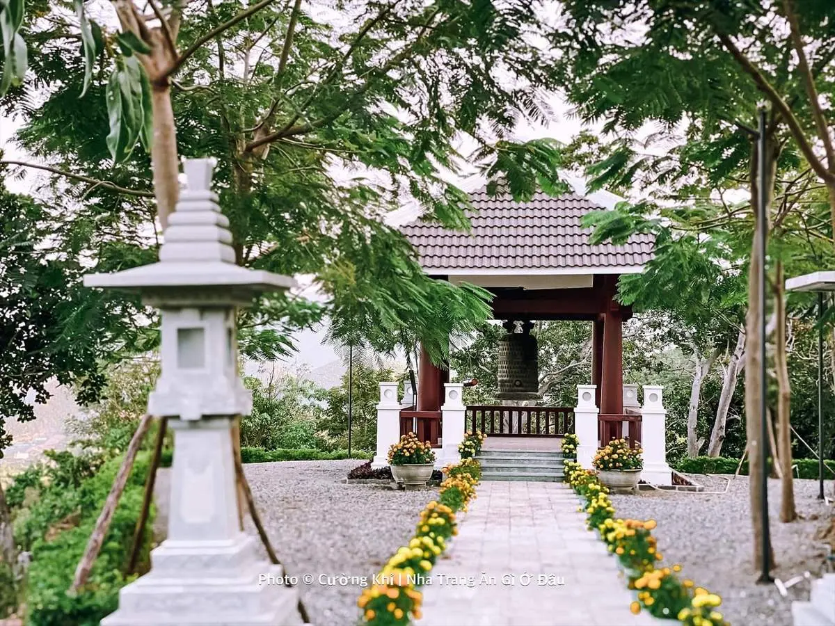 Thanh tịnh một khoảng trời b&igrave;nh y&ecirc;n tại Ch&ugrave;a Ph&aacute;p Sơn Nha Trang c&ugrave;ng Cường Quốc Phạm 4