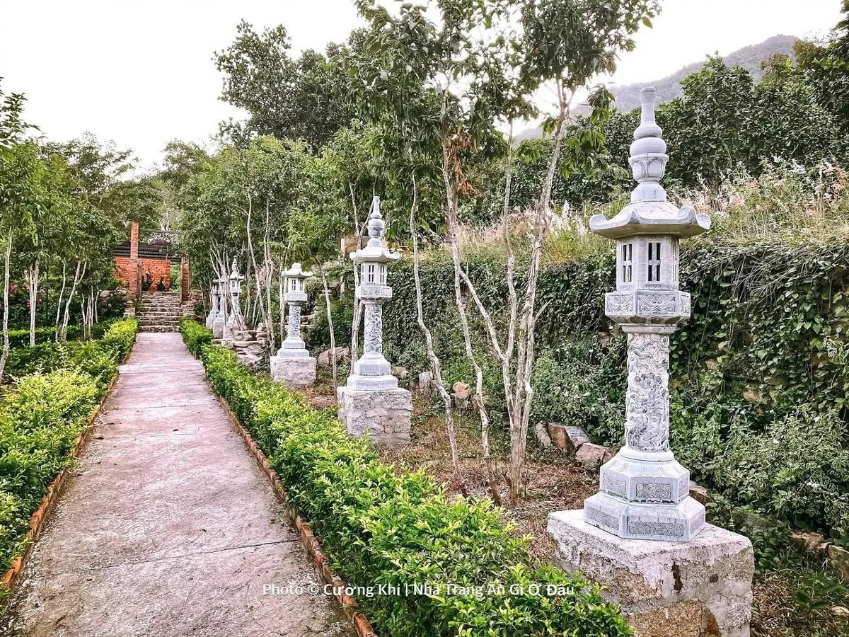 Thanh tịnh một khoảng trời b&igrave;nh y&ecirc;n tại Ch&ugrave;a Ph&aacute;p Sơn Nha Trang c&ugrave;ng Cường Quốc Phạm 12