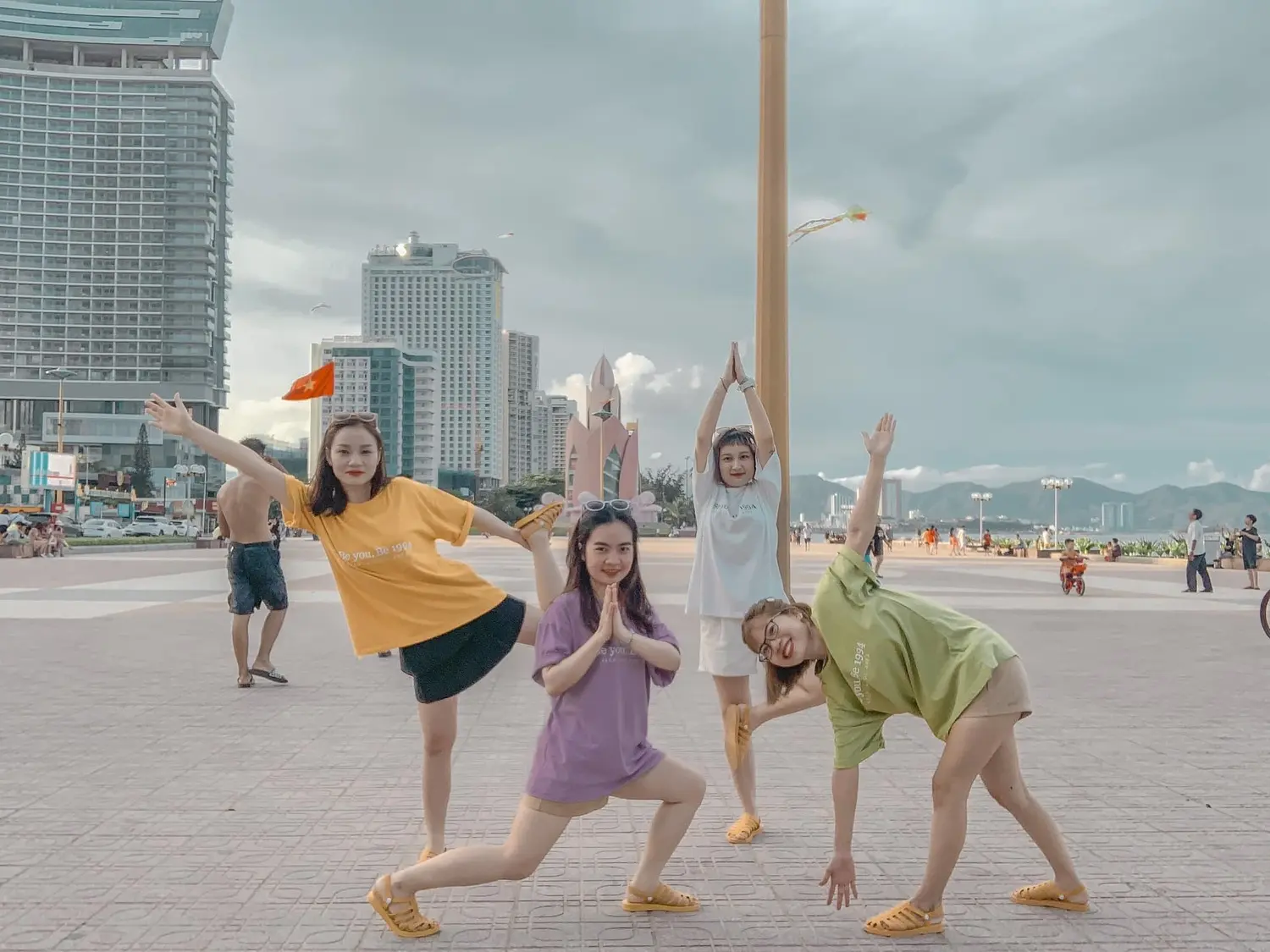 Thanh xu&acirc;n rực rỡ c&ugrave;ng hội chị em bựa lầy check-in 1001 kiểu tại Nha Trang 5