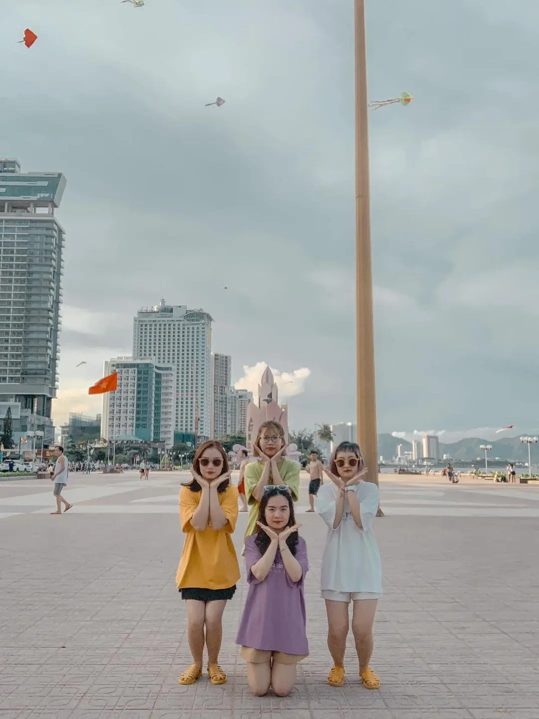 Thanh xu&acirc;n rực rỡ c&ugrave;ng hội chị em bựa lầy check-in 1001 kiểu tại Nha Trang 6