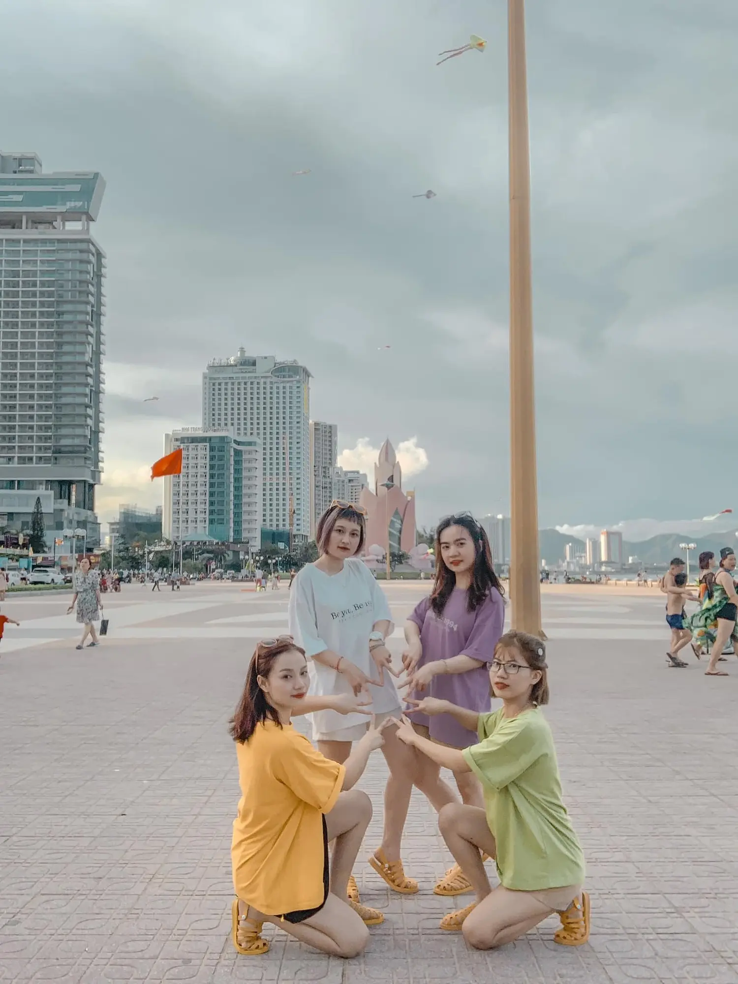 Thanh xu&acirc;n rực rỡ c&ugrave;ng hội chị em bựa lầy check-in 1001 kiểu tại Nha Trang 3
