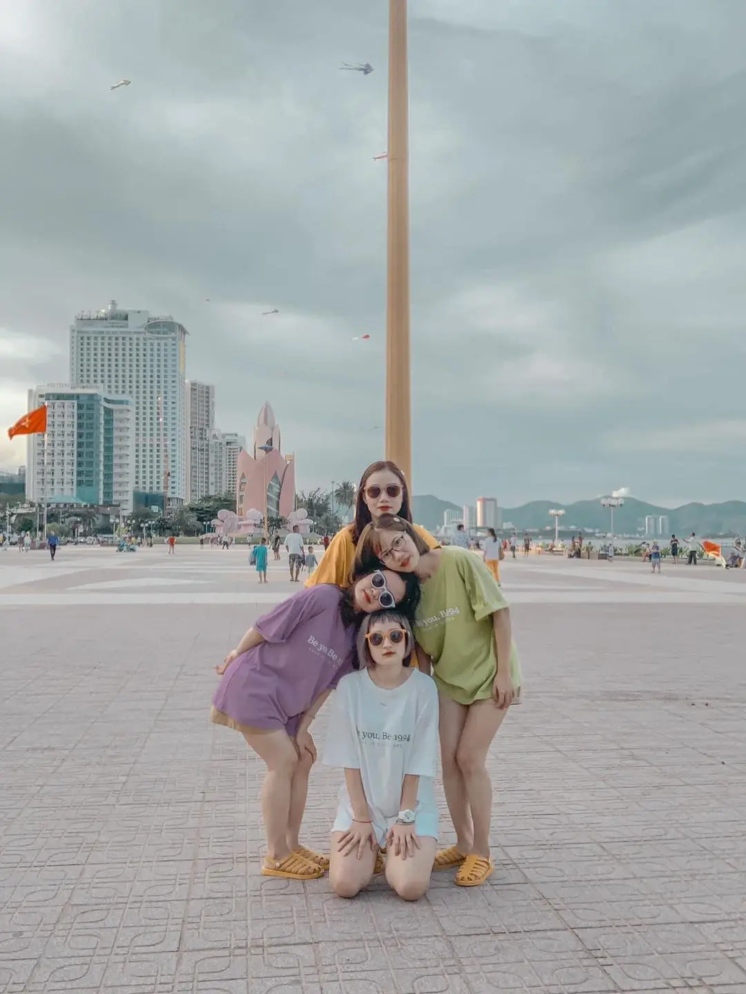 Thanh xu&acirc;n rực rỡ c&ugrave;ng hội chị em bựa lầy check-in 1001 kiểu tại Nha Trang 2