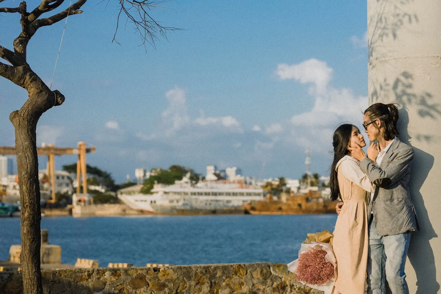 T&igrave;m ph&uacute;t b&igrave;nh y&ecirc;n, l&atilde;ng mạn qua ống k&iacute;nh anh ch&agrave;ng Kỳ Sang tại cầu B&igrave;nh T&acirc;n Nha Trang 10