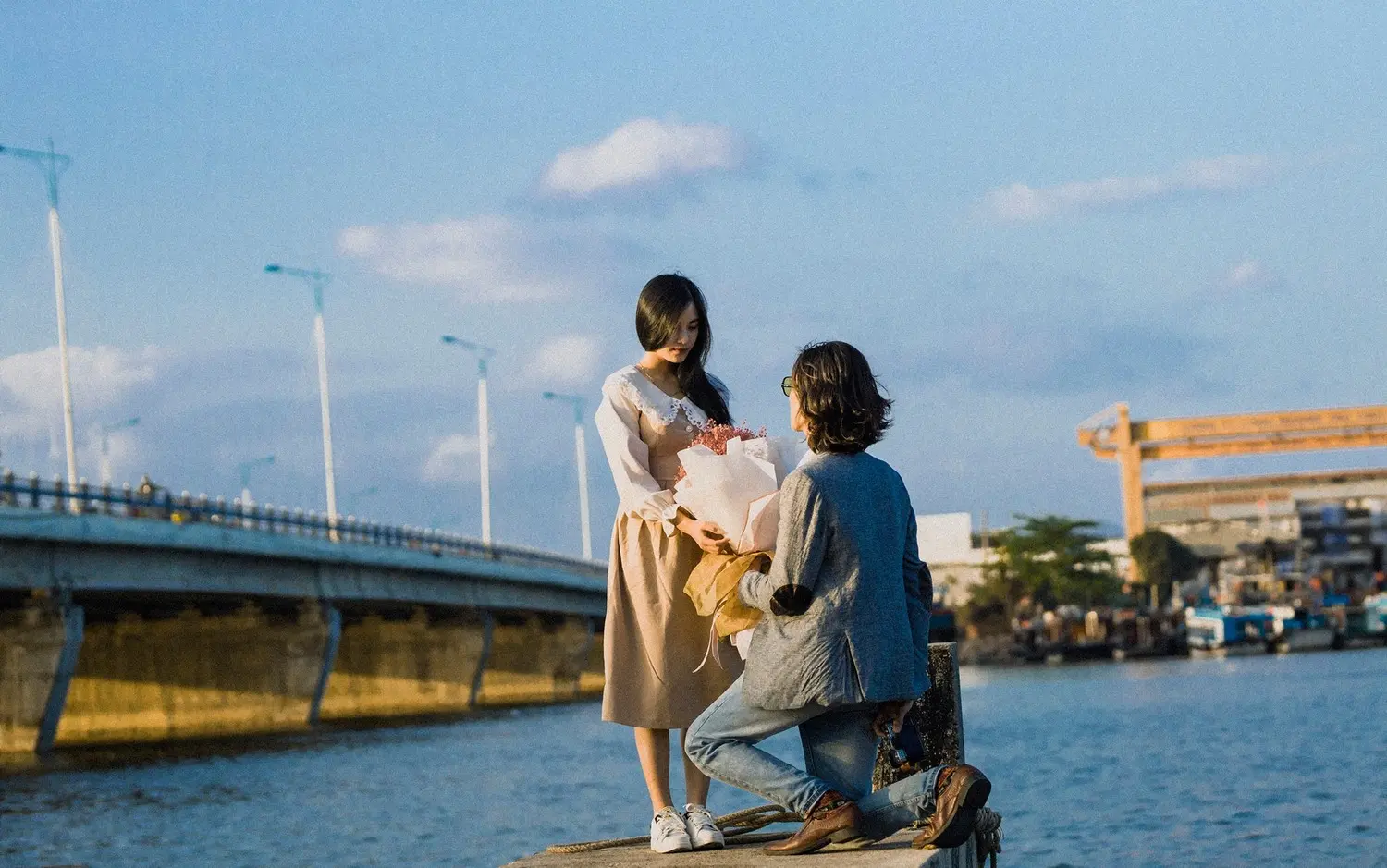 T&igrave;m ph&uacute;t b&igrave;nh y&ecirc;n, l&atilde;ng mạn qua ống k&iacute;nh anh ch&agrave;ng Kỳ Sang tại cầu B&igrave;nh T&acirc;n Nha Trang 11