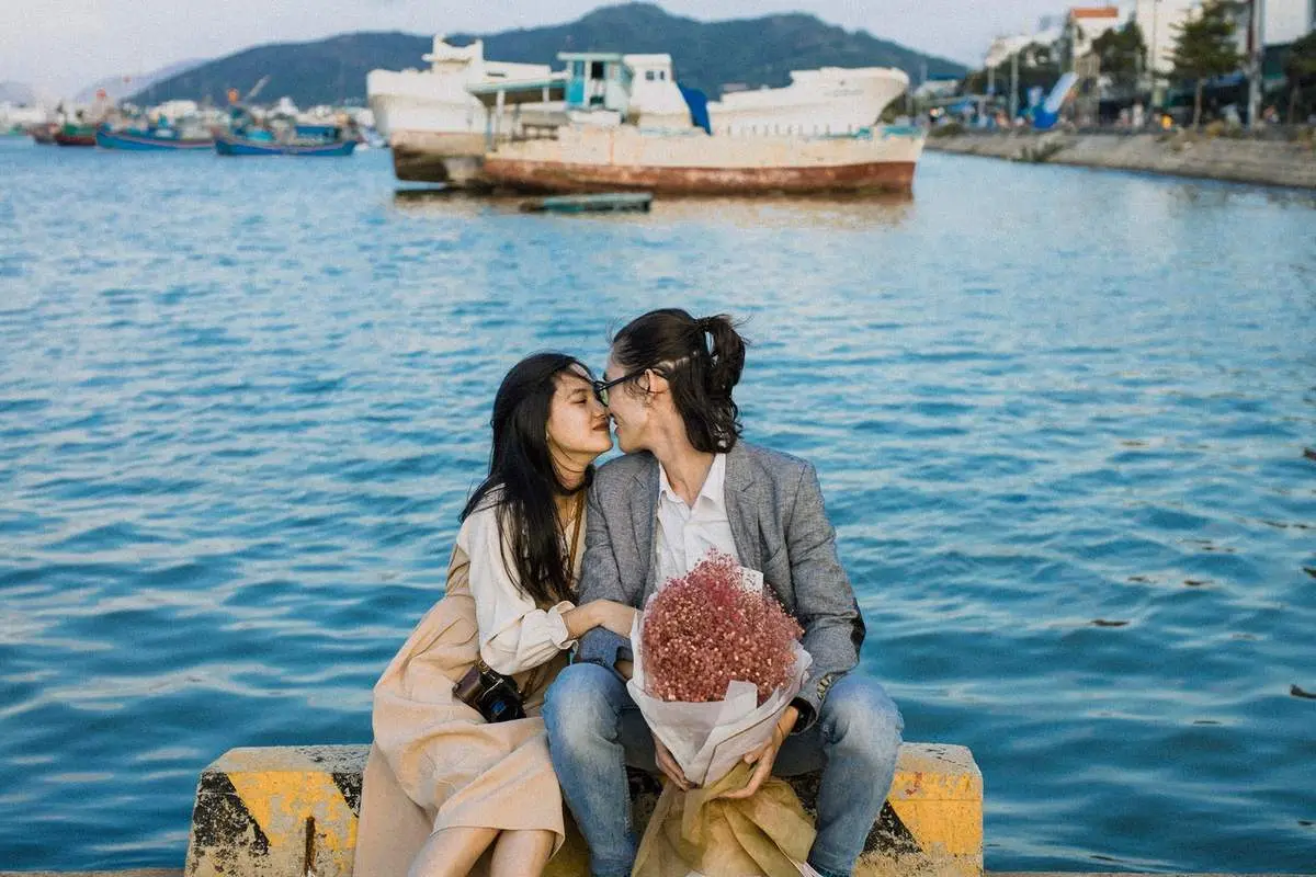 T&igrave;m ph&uacute;t b&igrave;nh y&ecirc;n, l&atilde;ng mạn qua ống k&iacute;nh anh ch&agrave;ng Kỳ Sang tại cầu B&igrave;nh T&acirc;n Nha Trang 9