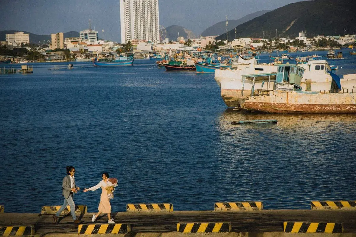 T&igrave;m ph&uacute;t b&igrave;nh y&ecirc;n, l&atilde;ng mạn qua ống k&iacute;nh anh ch&agrave;ng Kỳ Sang tại cầu B&igrave;nh T&acirc;n Nha Trang 6
