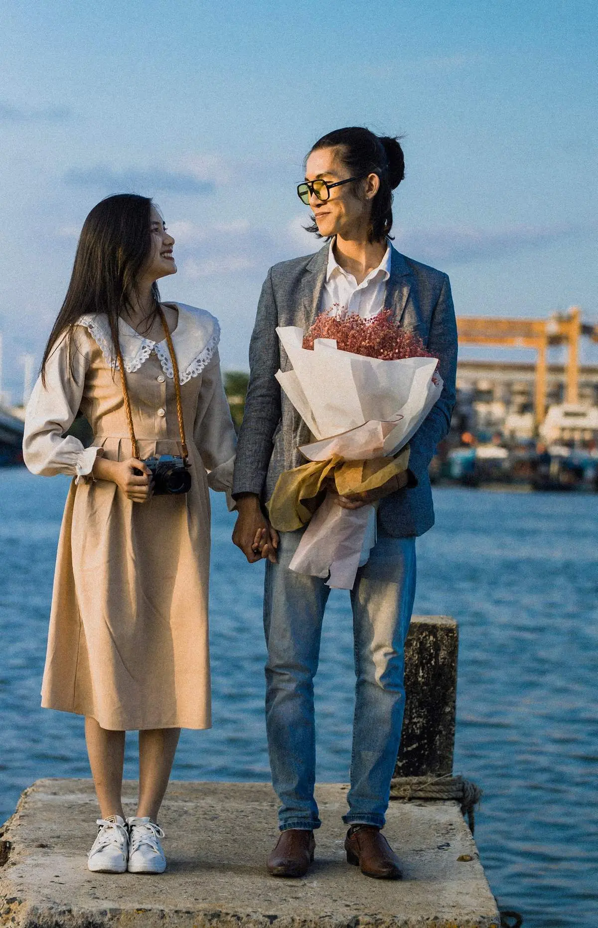 T&igrave;m ph&uacute;t b&igrave;nh y&ecirc;n, l&atilde;ng mạn qua ống k&iacute;nh anh ch&agrave;ng Kỳ Sang tại cầu B&igrave;nh T&acirc;n Nha Trang 7