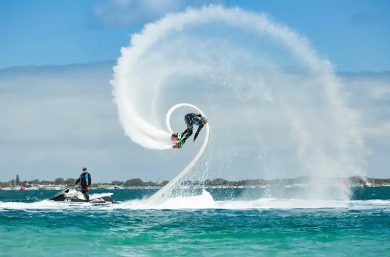 Trải nghiệm Flyboard, tr&ograve; chơi mạo hiểm hot nhất tr&ecirc;n biển Nha Trang 7