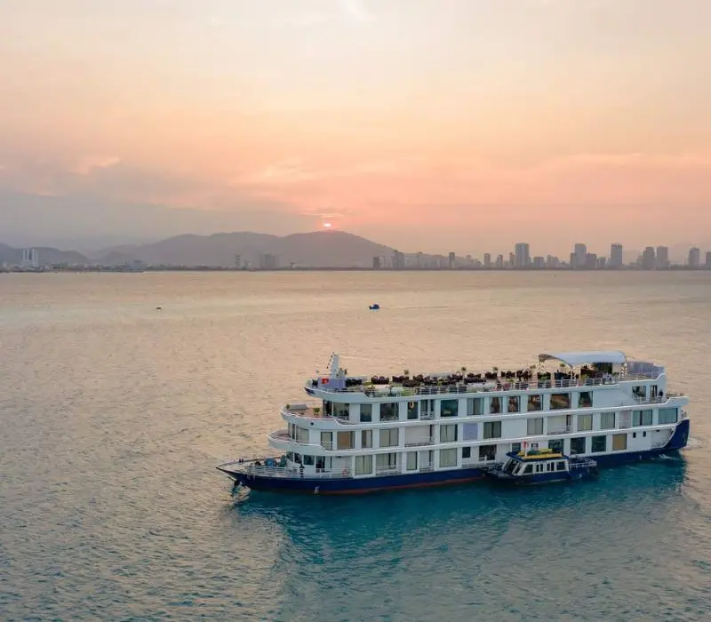 Du thuyền Sea Coral Nha Trang có gì?