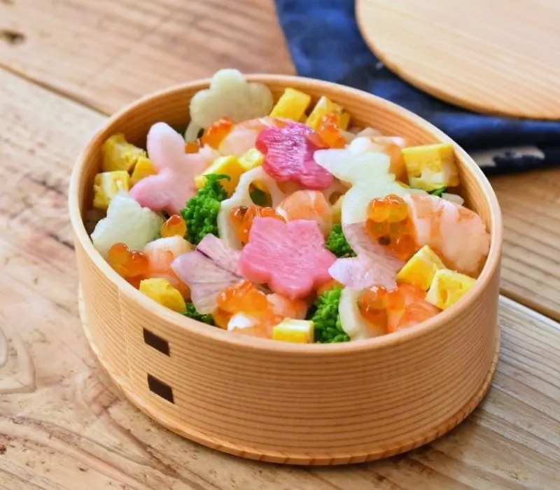 Chirashizushi: Món ăn đầy màu sắc vào mùa xuân Nhật Bản