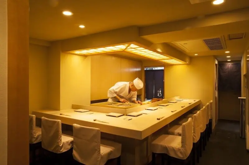 11 điểm b&aacute;n sushi hấp dẫn bạn kh&ocirc;ng n&ecirc;n bỏ qua khi đến Nhật 7