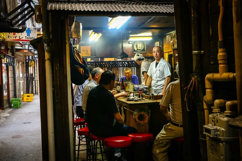 Izakaya: N&eacute;t văn h&oacute;a ẩm thực b&ecirc;n b&agrave;n nhậu độc đ&aacute;o tại Nhật Bản 3