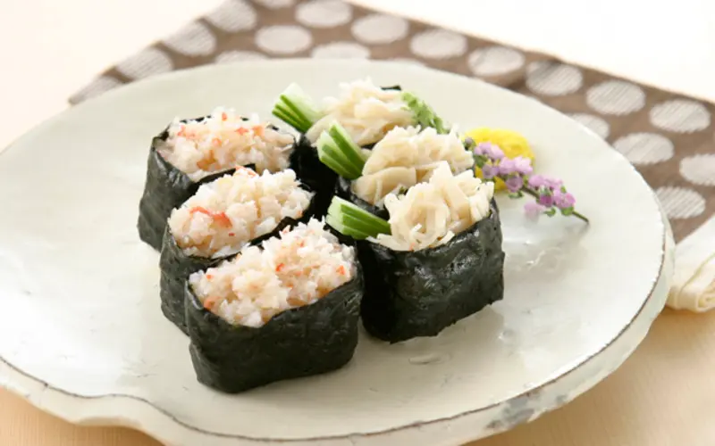 Maki sushi: Hương vị h&agrave;i h&ograve;a trong từng cuộn nhỏ 8