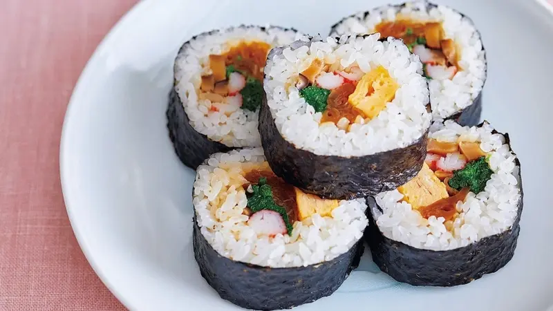 Maki sushi: Hương vị h&agrave;i h&ograve;a trong từng cuộn nhỏ 5