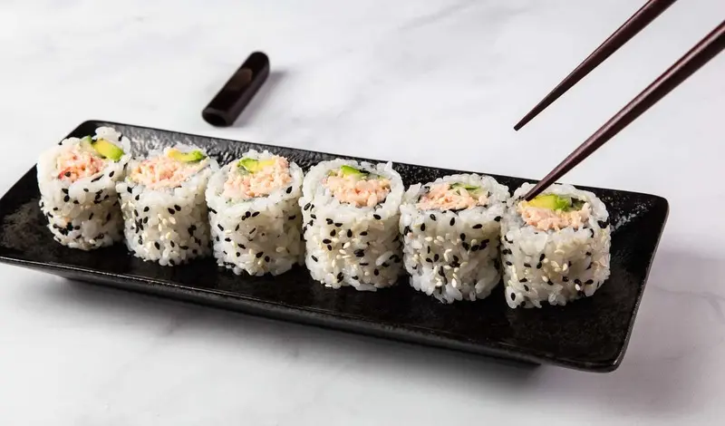 Maki sushi: Hương vị h&agrave;i h&ograve;a trong từng cuộn nhỏ 6