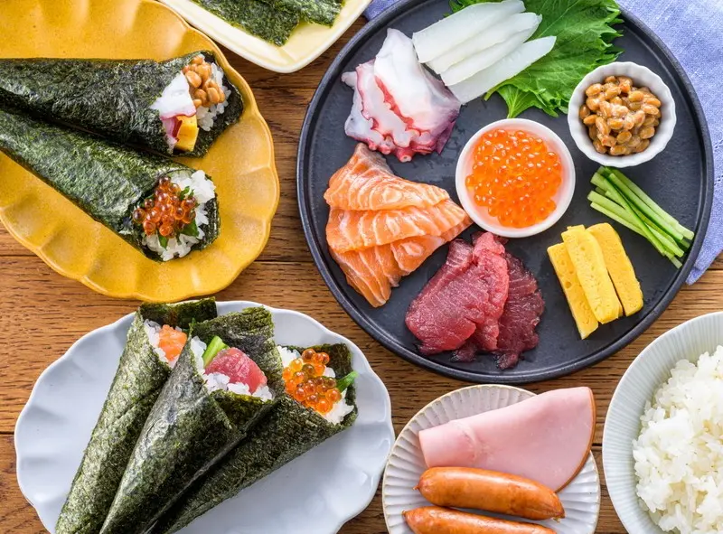 Maki sushi: Hương vị h&agrave;i h&ograve;a trong từng cuộn nhỏ 7