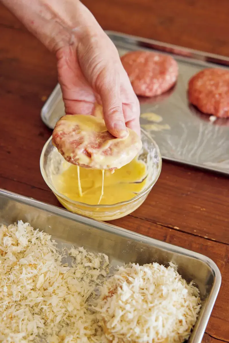 Menchi Katsu: B&aacute;nh thịt chi&ecirc;n gi&ograve;n tan từ Nhật Bản 4