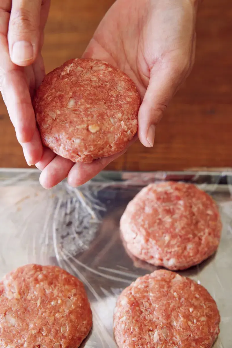 Menchi Katsu: B&aacute;nh thịt chi&ecirc;n gi&ograve;n tan từ Nhật Bản 3