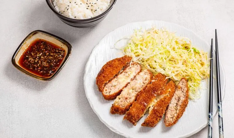 Menchi Katsu: B&aacute;nh thịt chi&ecirc;n gi&ograve;n tan từ Nhật Bản 6