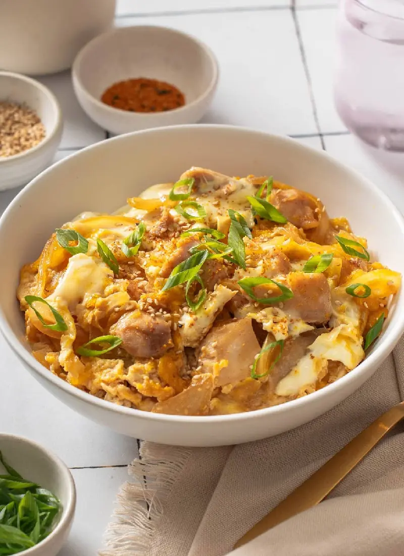 Oyakodon l&agrave; g&igrave;? M&oacute;n cơm g&agrave; trứng đặc biệt trong ẩm thực Nhật Bản 2