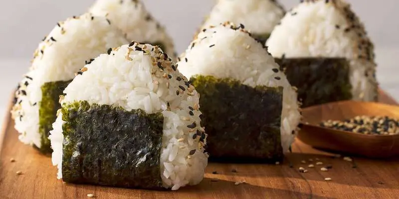 T&igrave;m hiểu m&oacute;n cơm nắm Onigiri quốc d&acirc;n của Nhật Bản 2
