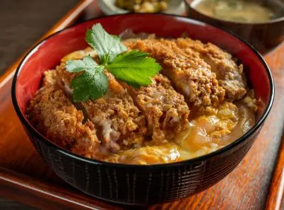 Katsudon: Món cơm thịt cốt lết trứng trứ danh của Nhật Bản