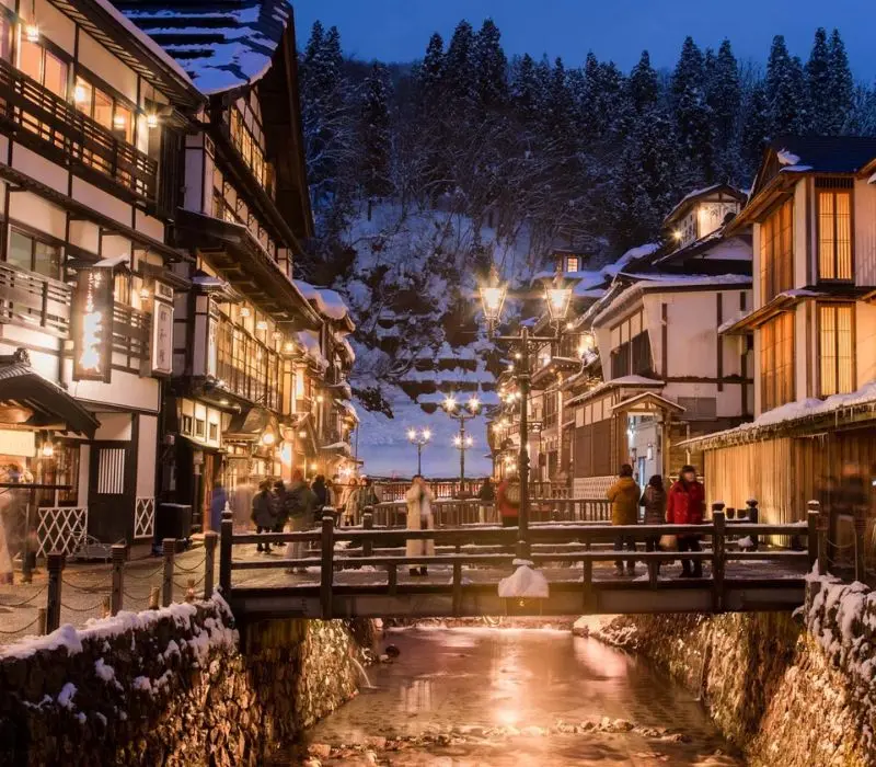 Ginzan Onsen thị trấn suối nước nóng cổ tích mùa đông Nhật Bản