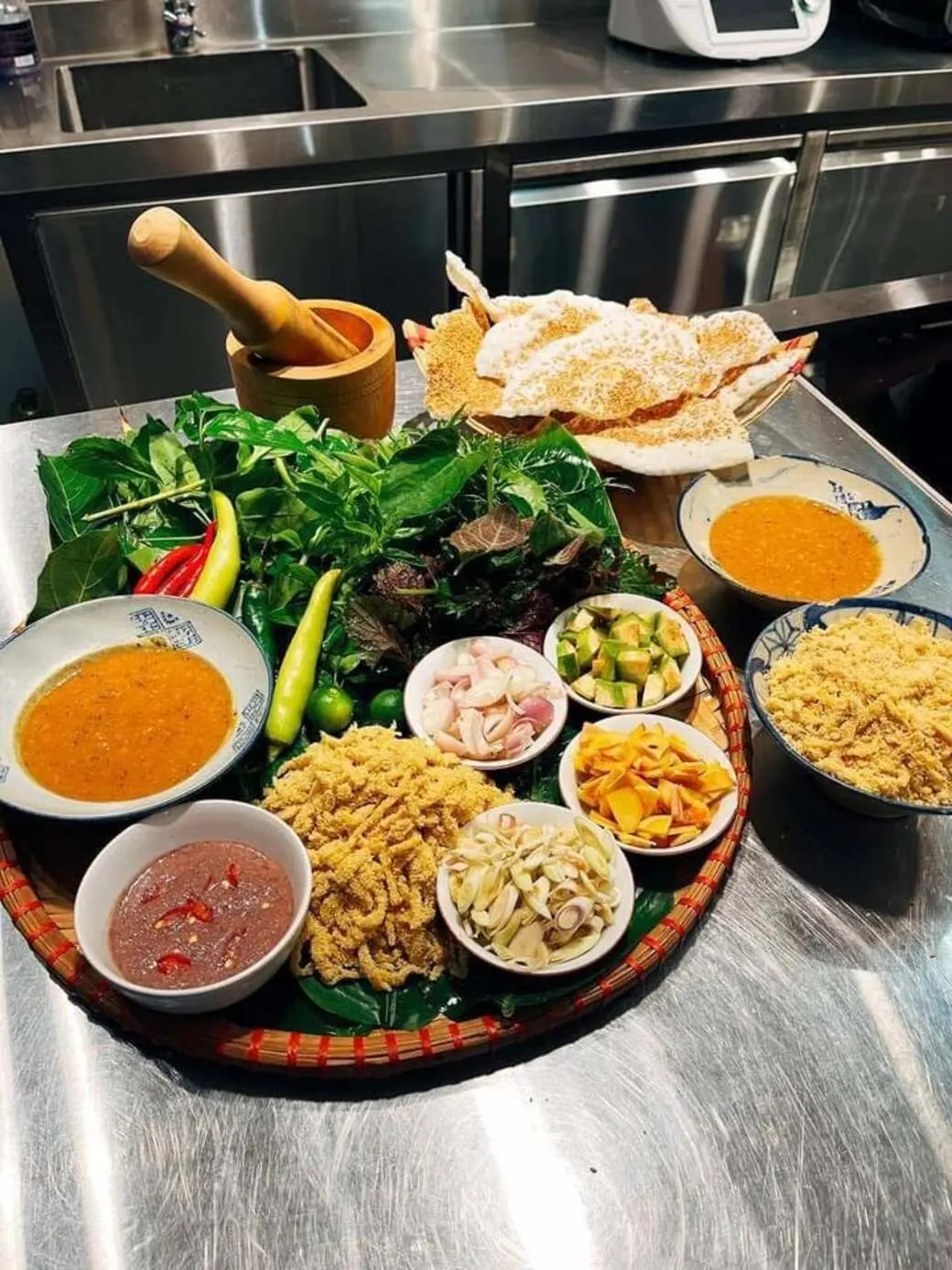 Gh&eacute; ngay nh&agrave; h&agrave;ng Vũ Bảo Ninh B&igrave;nh để thưởng thức đặc sản của cố đ&ocirc; 5