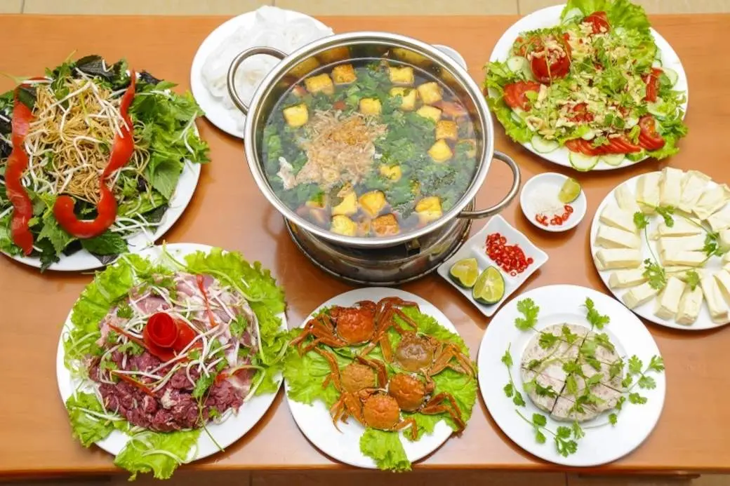 Gh&eacute; ngay nh&agrave; h&agrave;ng Vũ Bảo Ninh B&igrave;nh để thưởng thức đặc sản của cố đ&ocirc; 12