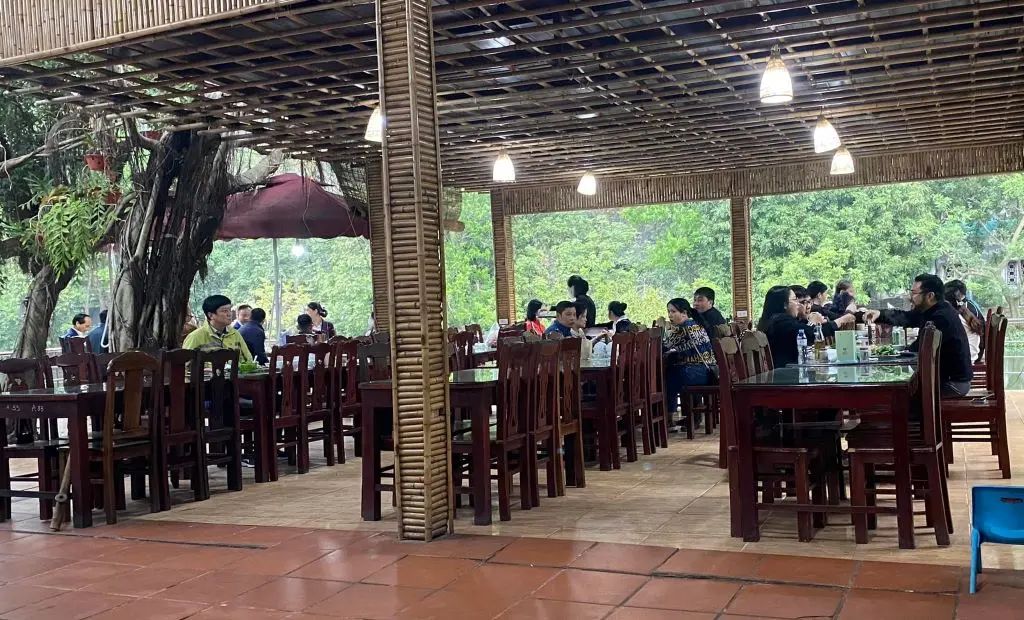 Qu&aacute;n d&ecirc; Ch&iacute;nh Thư - Kh&ocirc;ng gian ẩm thực độc đ&aacute;o v&ugrave;ng n&uacute;i Ninh B&igrave;nh 3