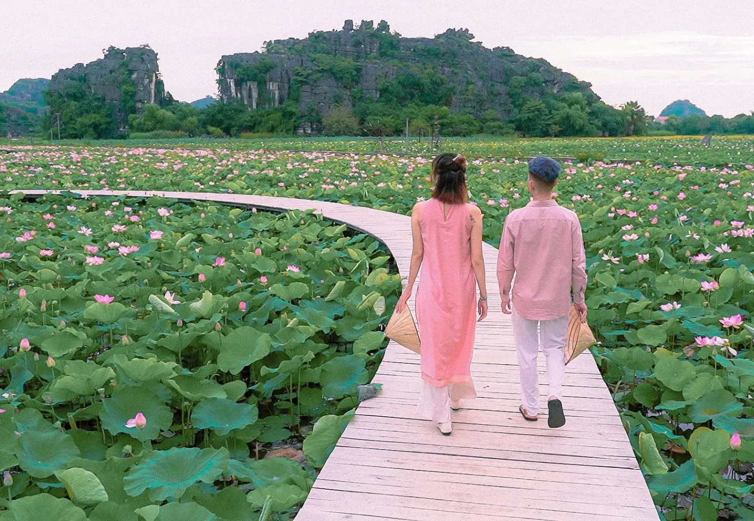Hang M&uacute;a đẹp cực ngọt ng&agrave;o trong bộ ảnh couple của c&ocirc; n&agrave;ng Ha Trinh 11