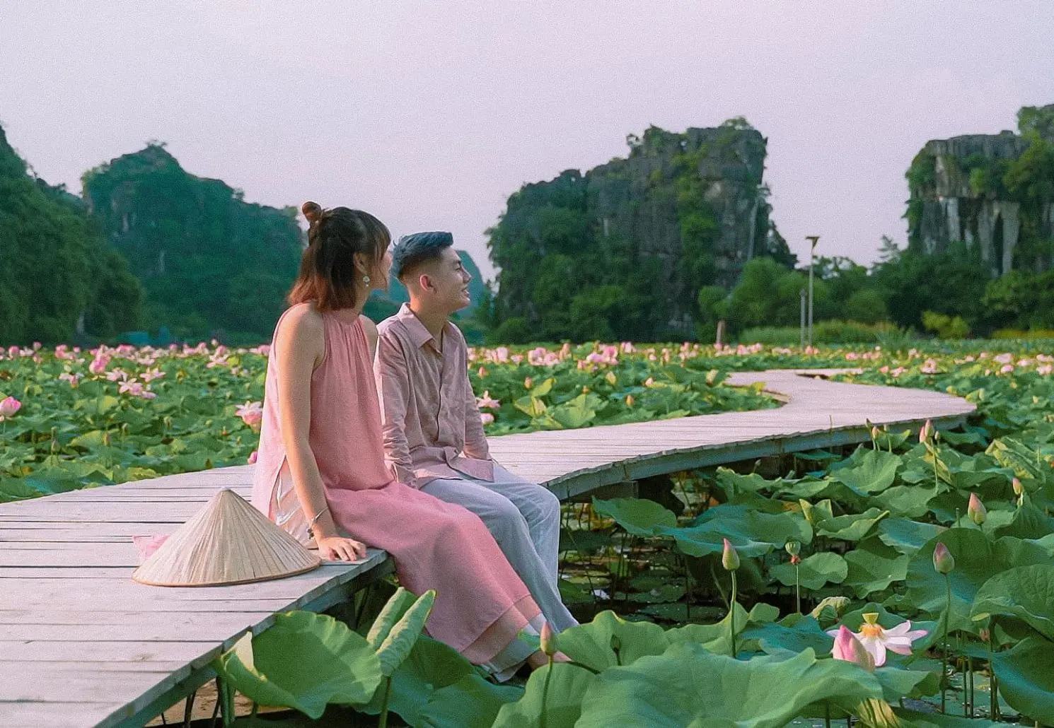 Hang M&uacute;a đẹp cực ngọt ng&agrave;o trong bộ ảnh couple của c&ocirc; n&agrave;ng Ha Trinh 10