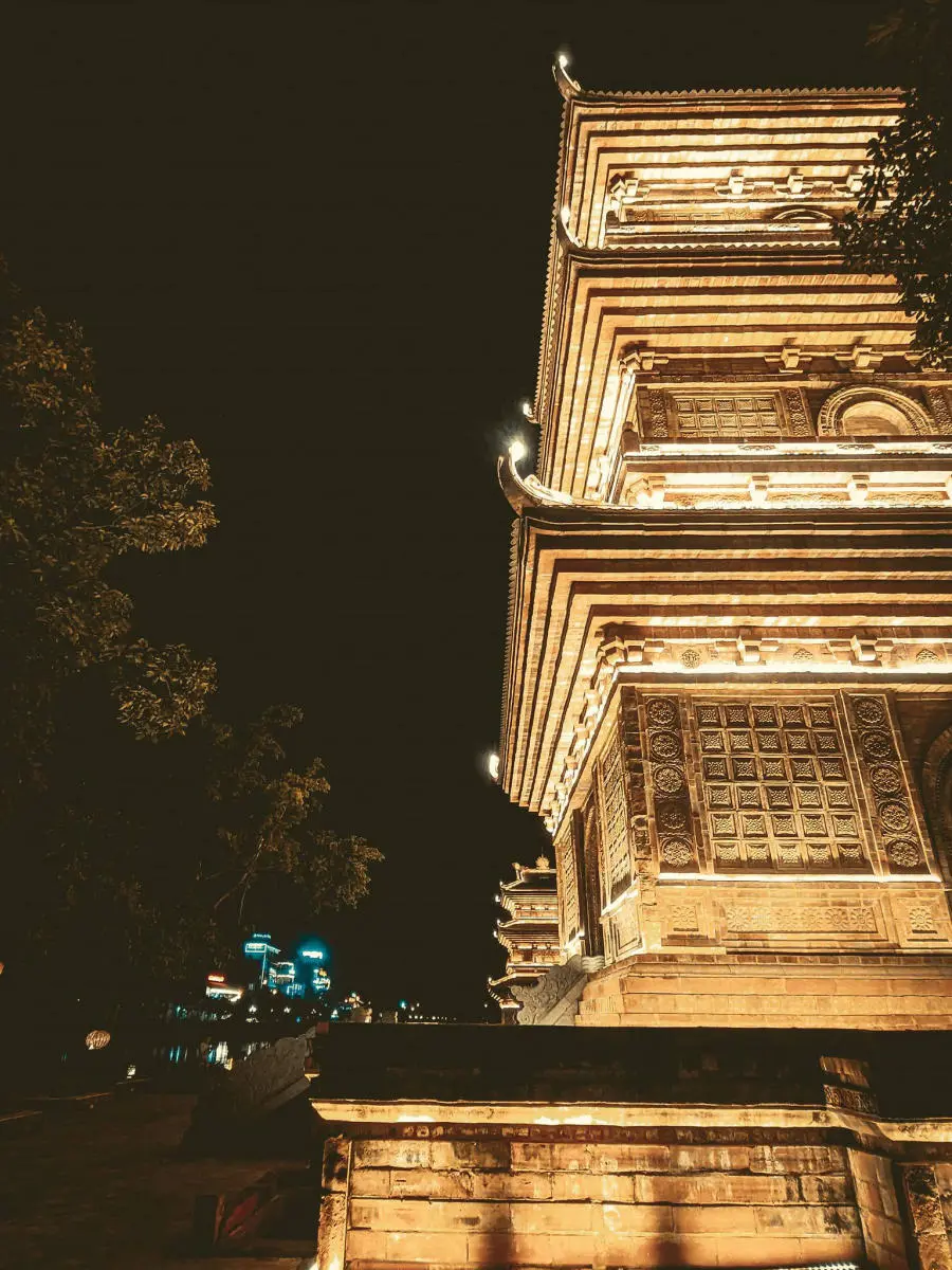 Kh&aacute;m ph&aacute; Ch&ugrave;a Bạc linh thi&ecirc;ng tr&ecirc;n ng&oacute;n n&uacute;i Kỳ L&acirc;n h&ugrave;ng vĩ 7