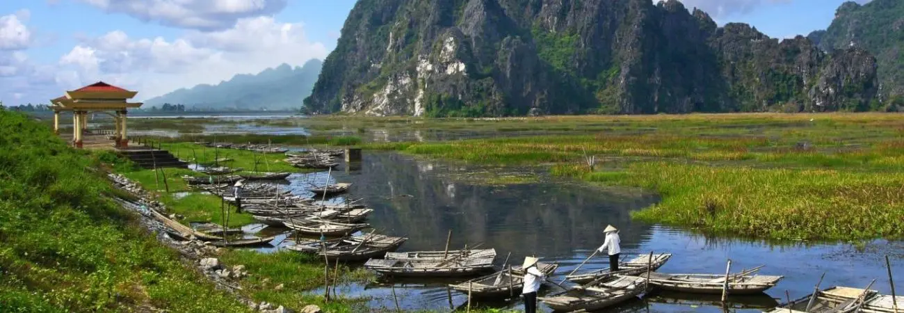 Đầm Vân Long Ninh Bình mang theo vẻ đẹp kỳ vĩ như một bức tranh