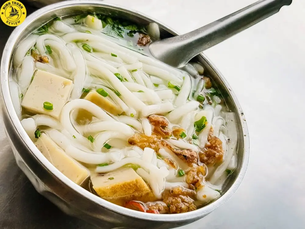 B&aacute;nh canh chả c&aacute; Phan Rang, m&oacute;n ăn nồng n&agrave;n hương vị biển 3